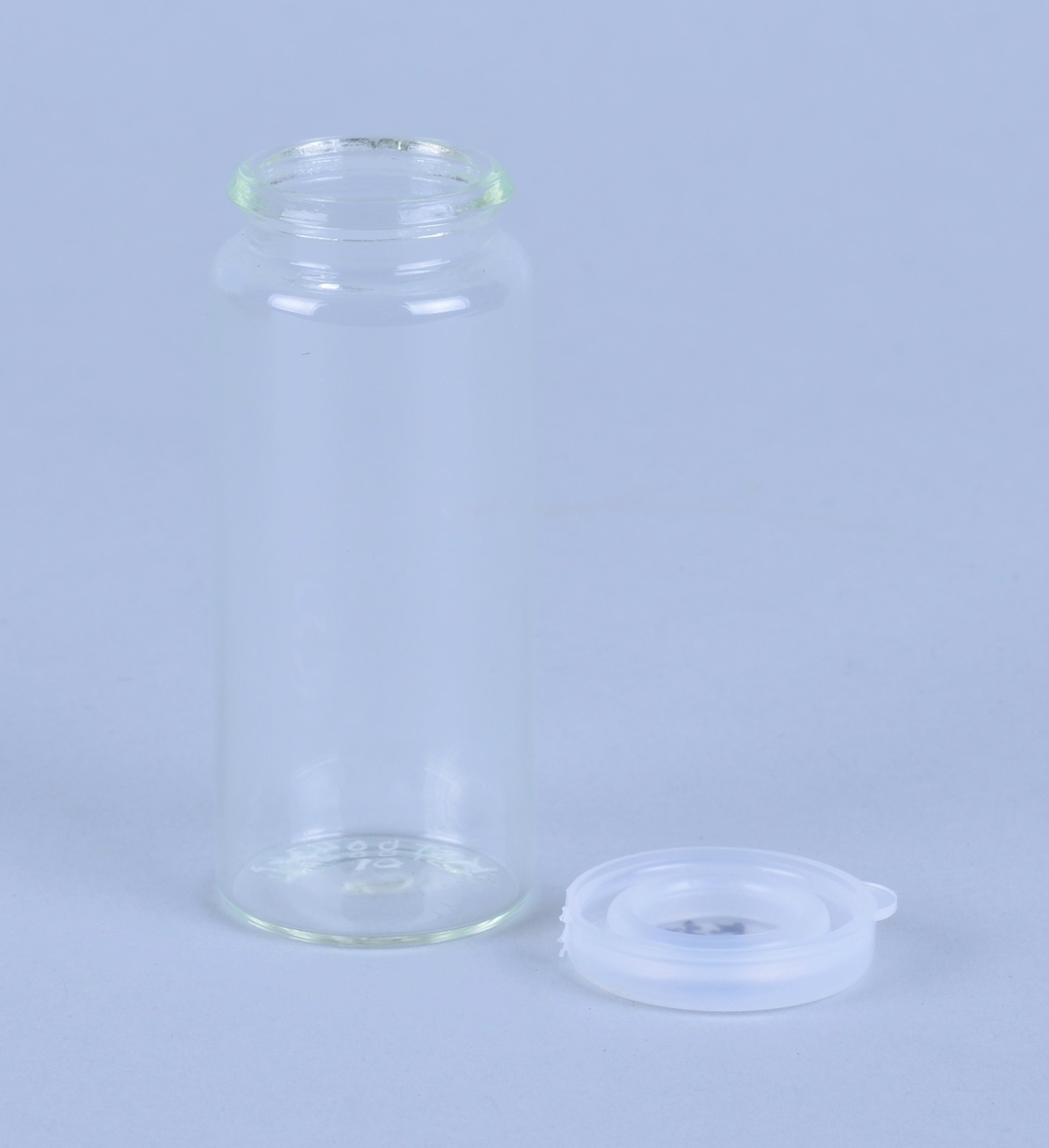 100 små, sylindriske glass med tilhørende plastlokk (130 stk).
Kanskje brukt ved prøvetaking eller oppbevaring av prøver.
Oppbevart i en pappeske