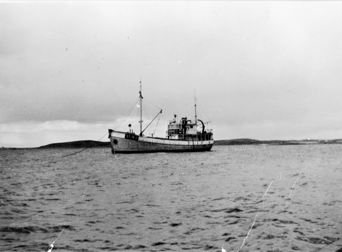 ST-16-J "Odd Einar", Valsøya i bakgrunn.