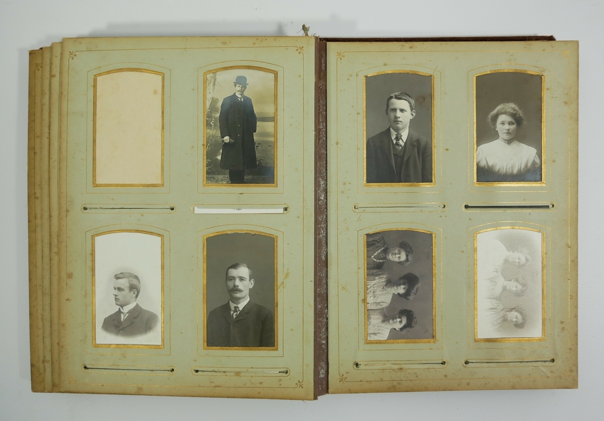 Rektangulært stående fotoalbum med 30 sider. Albumet har omslag med falmet rødt tekstil med dekor midt på på forsiden. På den ene siden på forsiden er det en metalldel. 