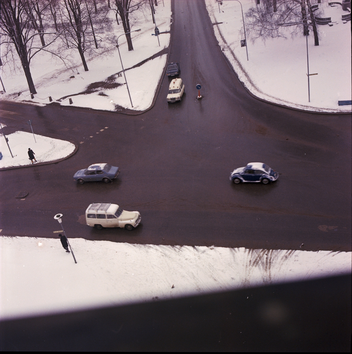 Trafik i korsningen Övre Slottsgatan och Drottninggatan, Uppsala 1970