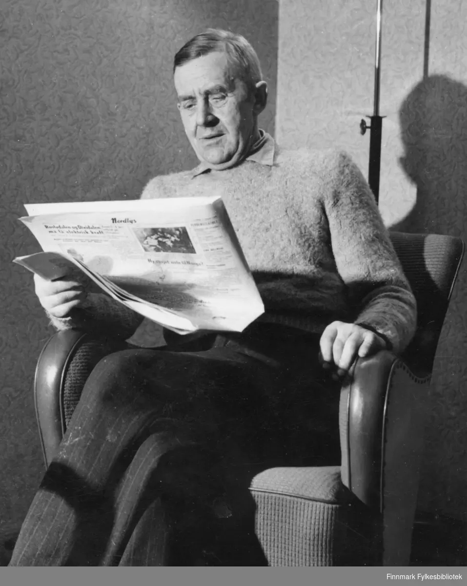Rudolf Methi leser avis. Han var fra Vadsø.