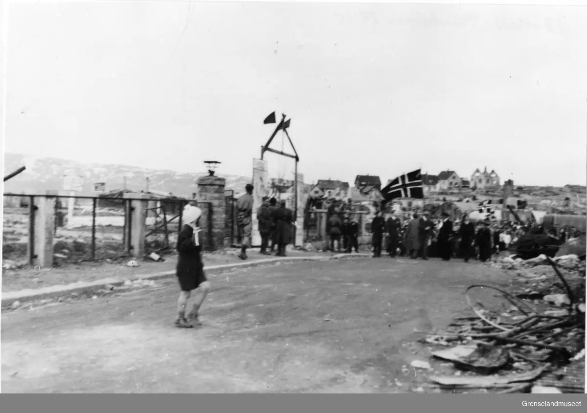 17. mai ved skoleporten i Kirkegata i Kirkenes. 1945.