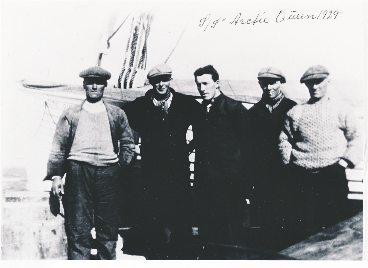 Mannskap fra "Artic Queen". på kveitefiske ved Grønland, 1929.