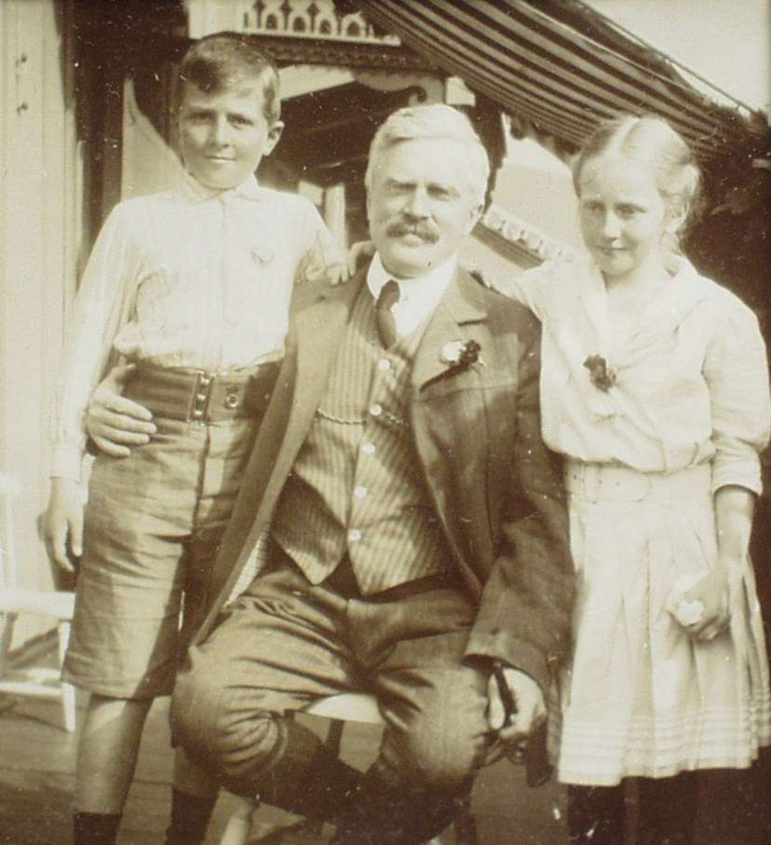 Diverse fotografi innrammet med eikeramme. Den er dekorert med metallriller.