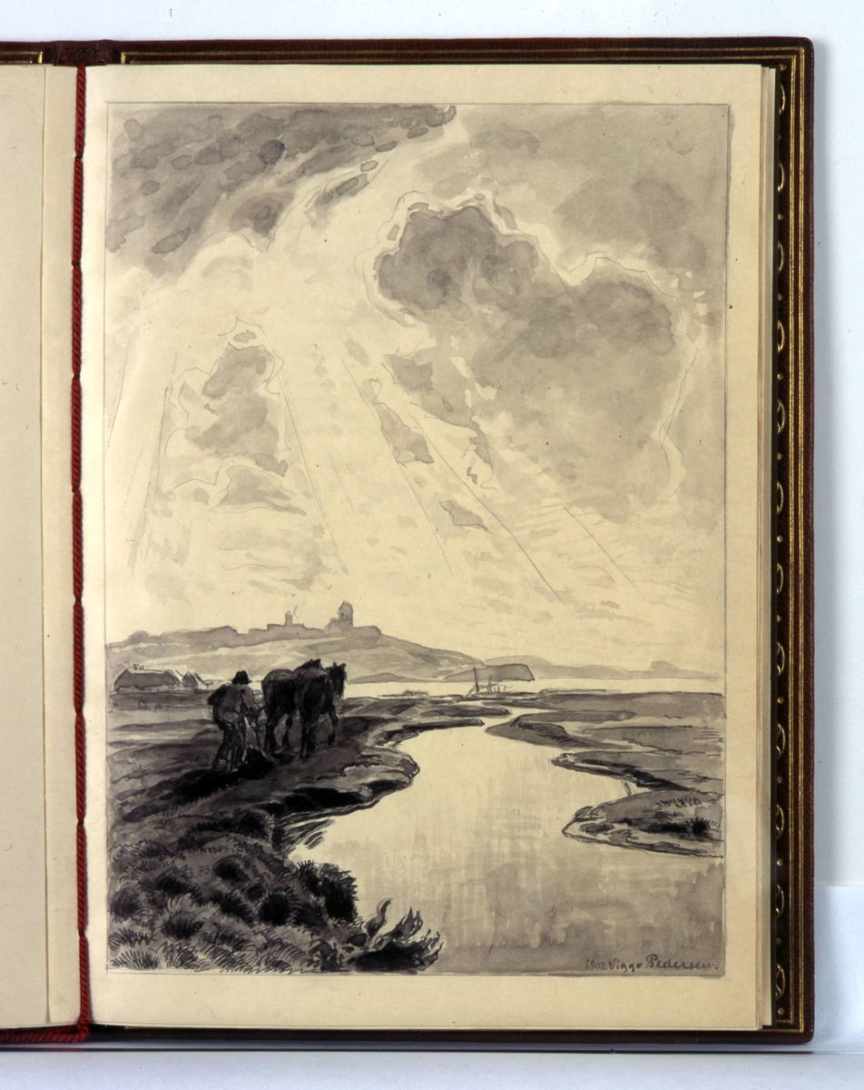 Adresse innbundet i brunt skinn med preget dekor i olivengrønt og rødt. Rød tvinnet snor i ryggen med dusker. På innsiden grønn silke med gullborder og broderte blomster.