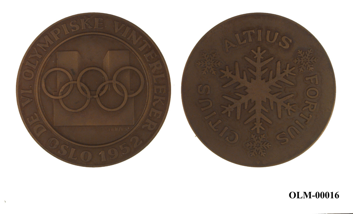 Bronsefargede minnemedaljer med motiv av rådhuset i Oslo, de olympiske ringene og snøkrystaller..