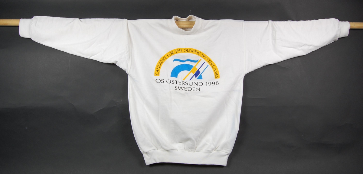 Hvit genser med logo for kandidatbyen Østersund i forbindelse med søkeprosessen til de olympiske vinterleker i 1998.