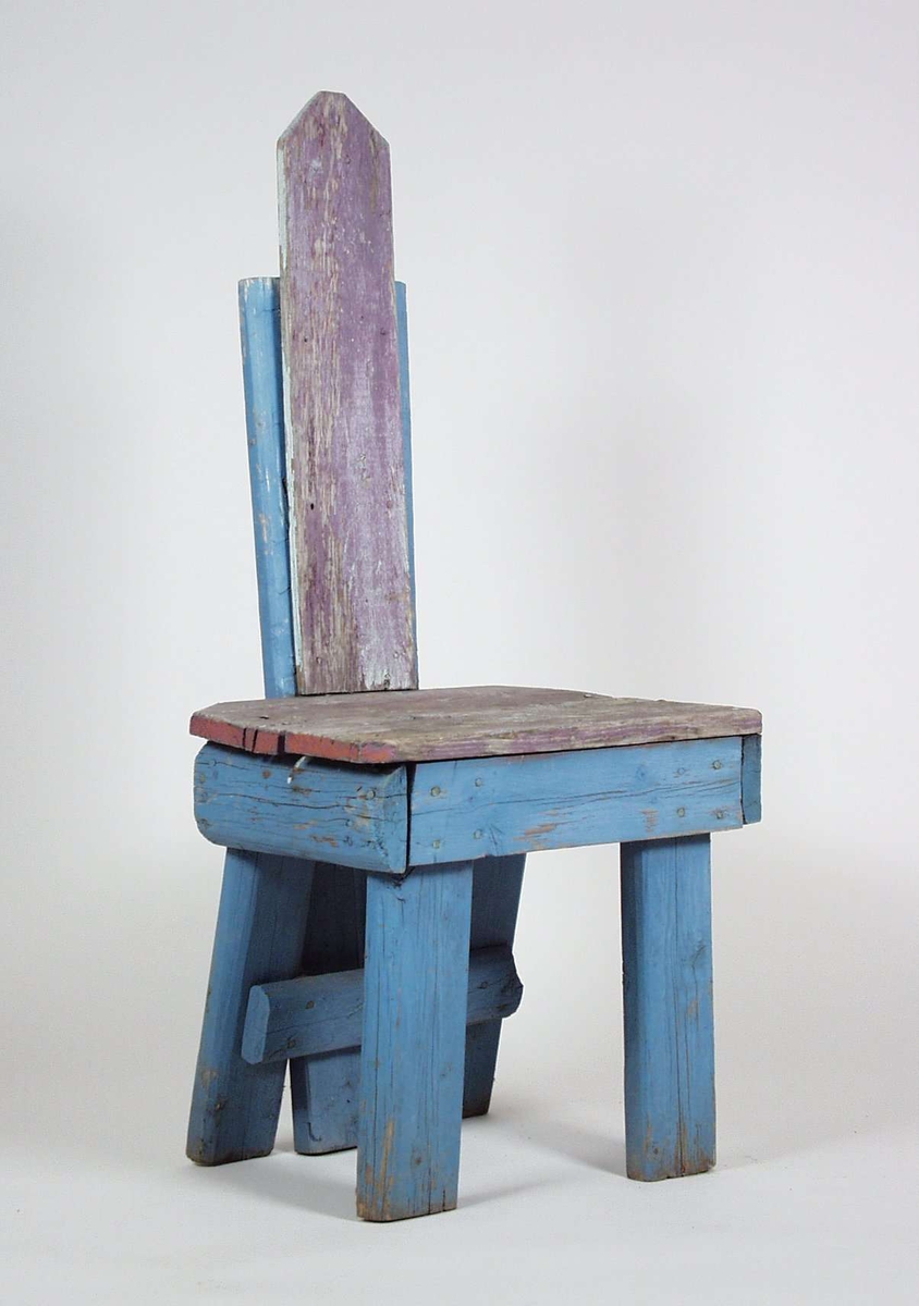 Stolen er av tre, malt blå og lilla.