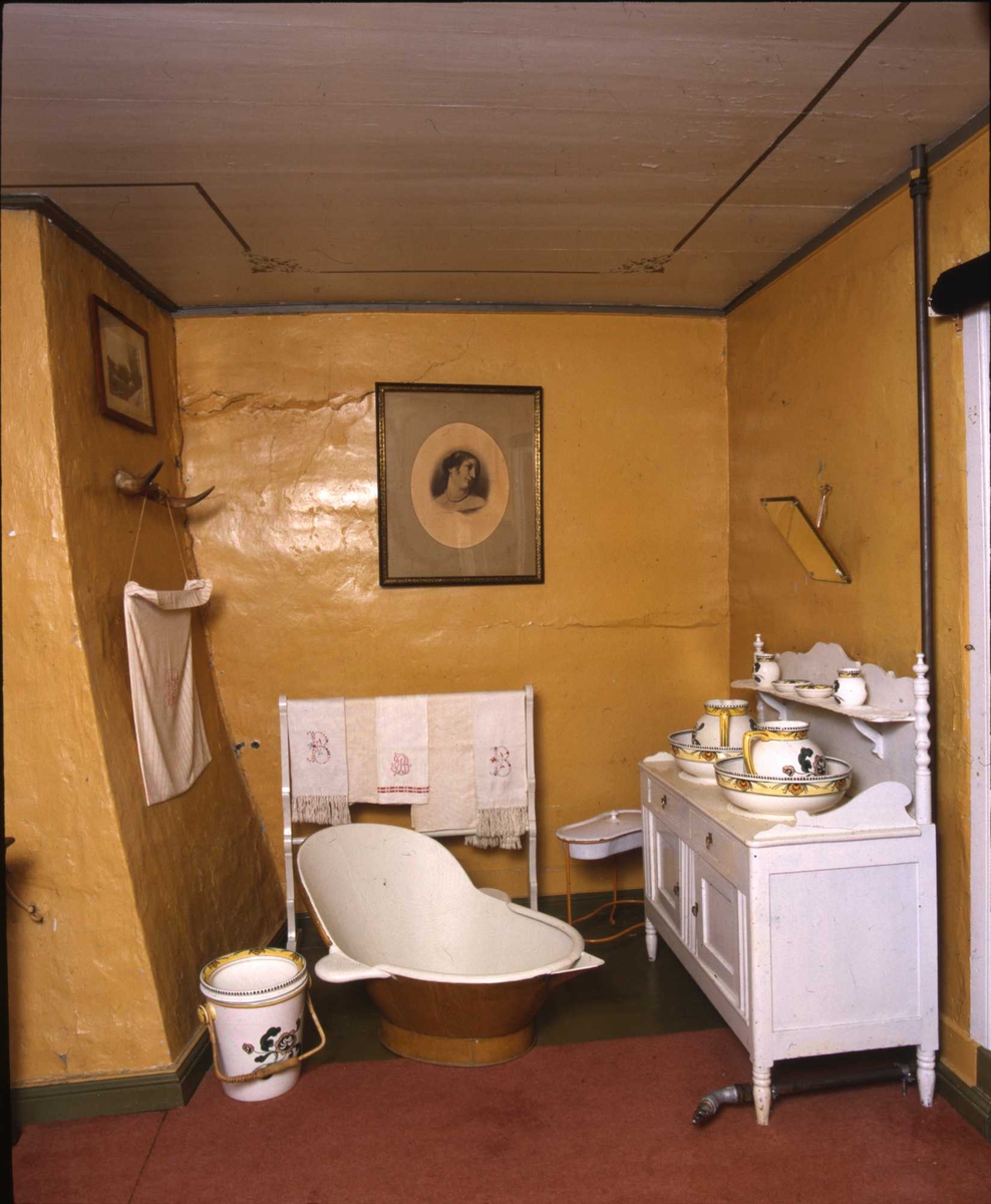 DOK:1991, Aulestad, interiør, gjesteværelse, badekar, skap, håndkle,