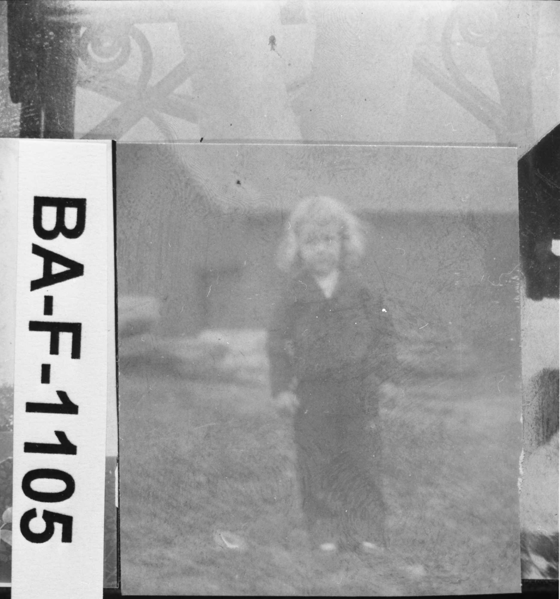 Diverse fotografi innrammet med eikeramme. Den er dekorert med metallriller.