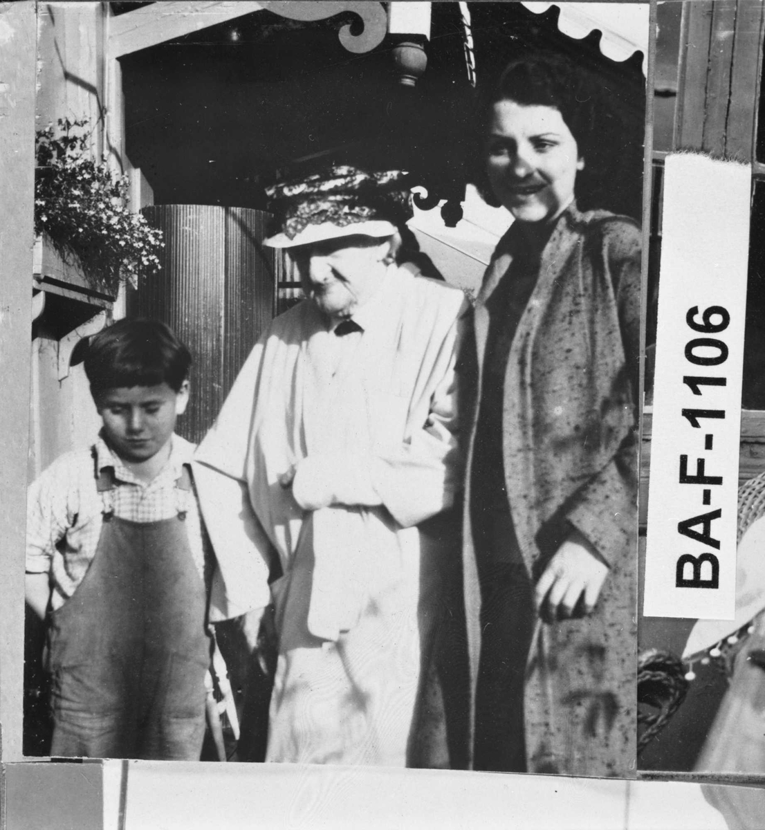 Fotomontasje i svart/hvitt rammet inn med glass og enkel trelist. Amatørbilder.