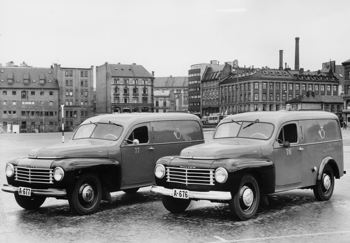 transport, bil, to Volvo 445, varevogner, postemblem, Grønlands torg, Oslo.