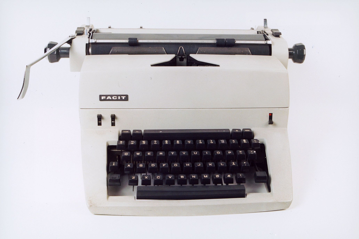 Manuell skrivemaskin av merket "Facit" modell 1730, serienr. 96311