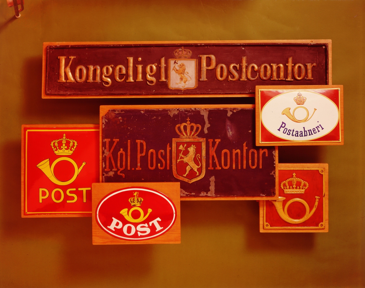 postmuseet, Kirkegata 20, gjenstander, 6 skilt med logo, posthorn og krone, krone og løve, Kongeligt Postcontor, Postaabneri, Post