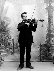 3/6-1898 Ole M. Moe m/ fiolin. Portrett, helfigur