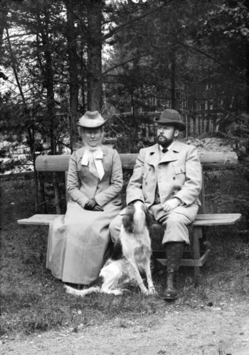 Pro : 11.09.1900. Ingeniør M. S. Weidemann med frue. Gruppebilde, ektepar, hund.