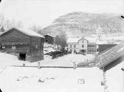 28.02.1908. Gården Bø før avreise av likfølget. Bolighus, ut