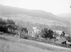 Nord-Fron 25.07.1908. Gården Bø med Kongsli i bakgrunnen. Bo