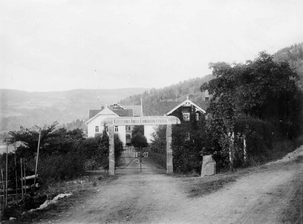 Kort/Bilde: Kristians Amts Landbruksskole. 1907, nå Høgskolen i Lillehammer, steinport