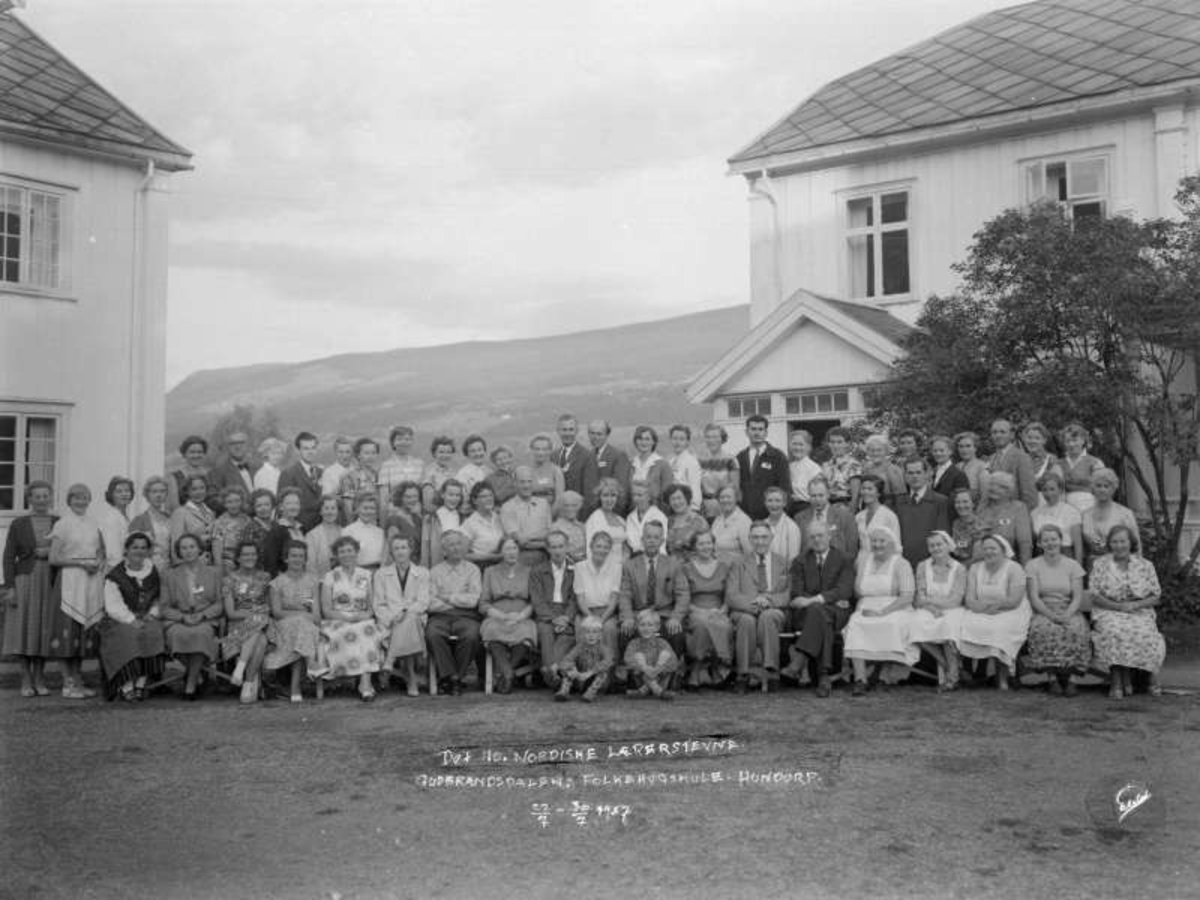 Hundorp. Gudbrandsdalens Folkehøgskule juli 1957. Det 40. nordiske lærerstevne 