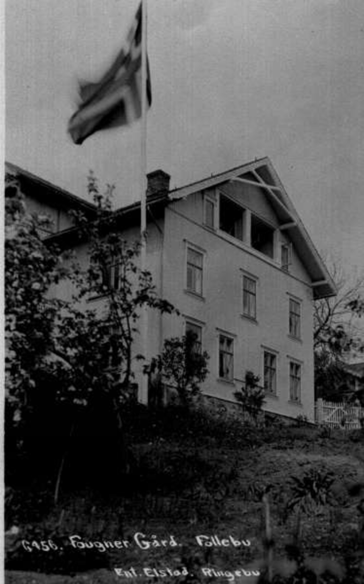 Gausdal. Follebu. Nordre Fougner gård. Hvit panelt bygning med korsvinduer. Flagg i forgunn.