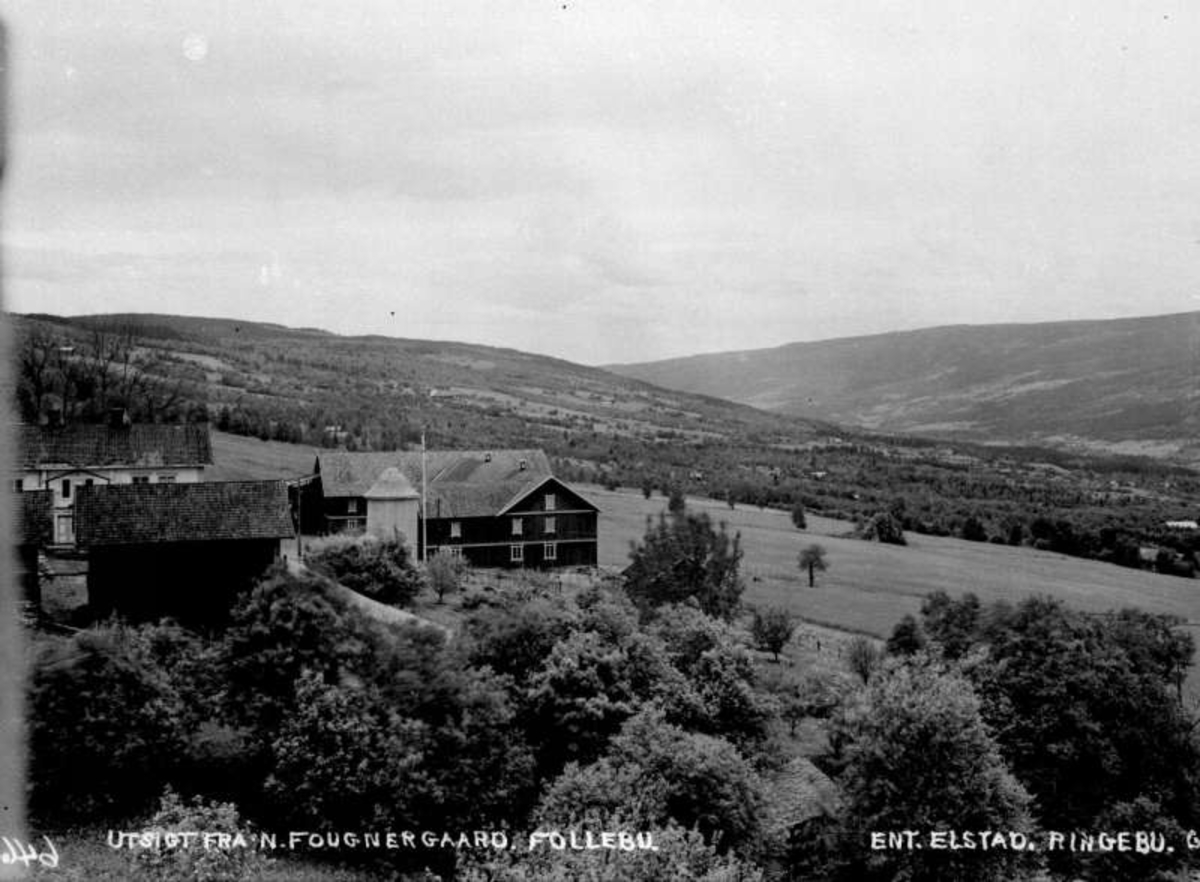 Gausdal. Follebu. Utsigt fra nordre Fougner gård. Hvitmalt hovedbygning. Driftsbygning i vinkel. Hage med bærbusker og frukttrær.
