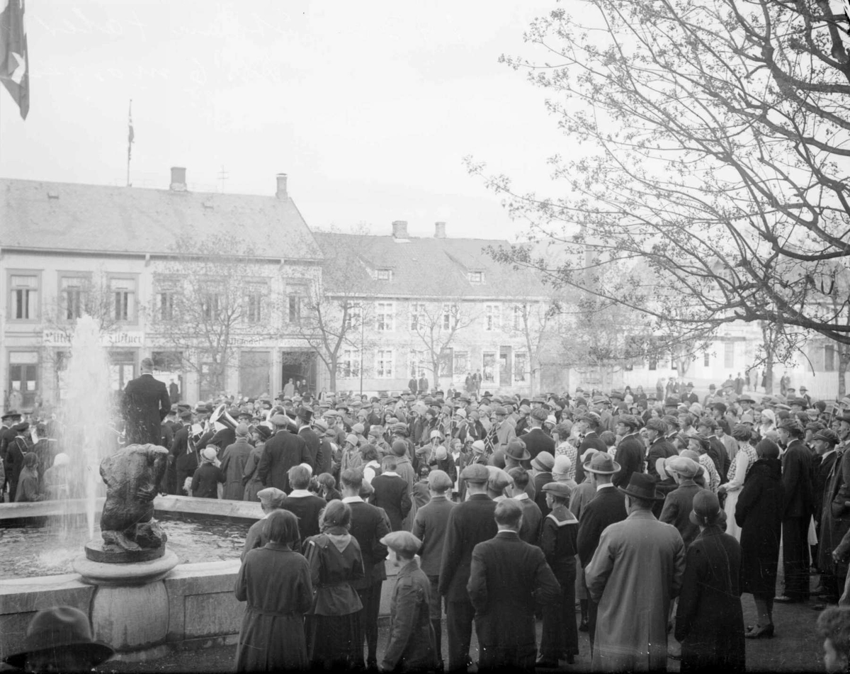 17. mai 1930. Stian taler på Stortorget kl. 0600. Mennesker.