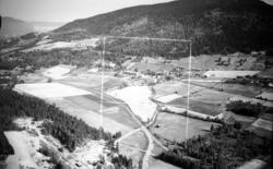 Flyfoto, mot Balbergkampen og Øyer i bakgrunnen, med Storhov