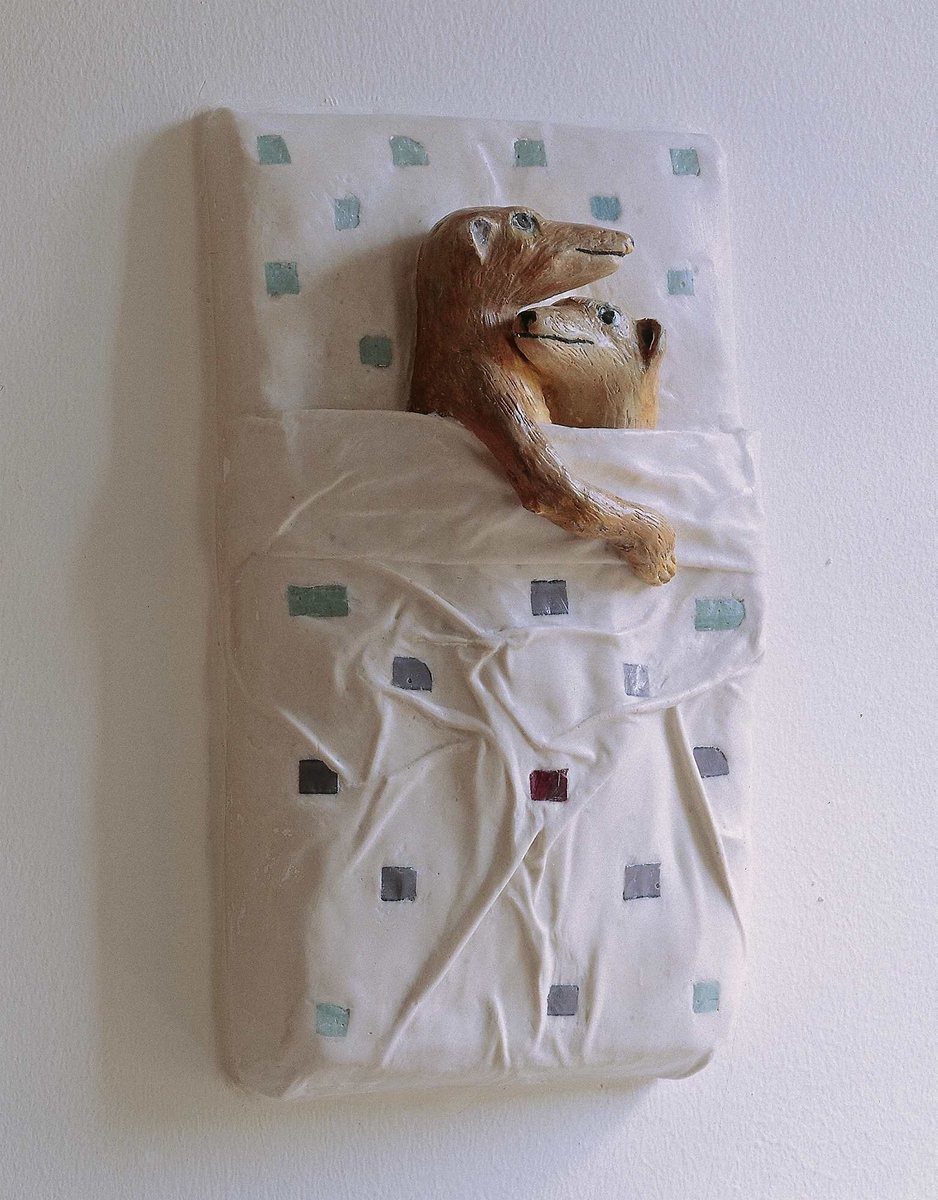 Motivene i objektene er dyr som enten er oppstilt alene eller sammen med andre. Kunstnerens intensjon har vært å finne frem til hverdagslige, ufarlige, gjerne underfundige situasjoner eller oppstillinger som dyrene befinner seg i.  Plasseringen av objektene er også tenkt ut i fra at de henvender seg til barn i første rekke. Mange av dem er montert i lav høyde og kan berøres, noen er nærmest litt bortgjemt og noen høyt oppe på veggen.