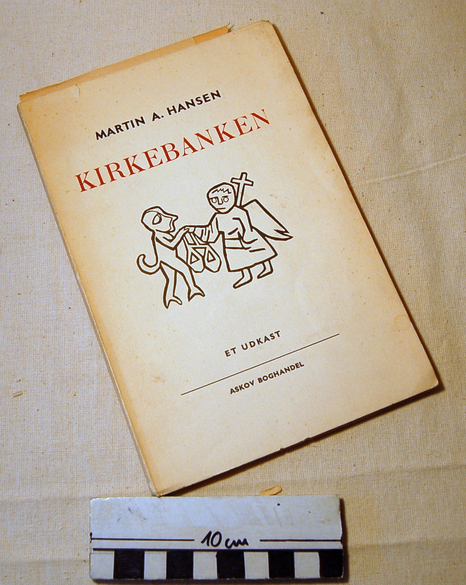 På bokens forside et motiv med to figurer. Til venstre en menneskelignende figur som har noe i den ene hånden. Til høyre en figur muligvis med vinger som bærer et kors.