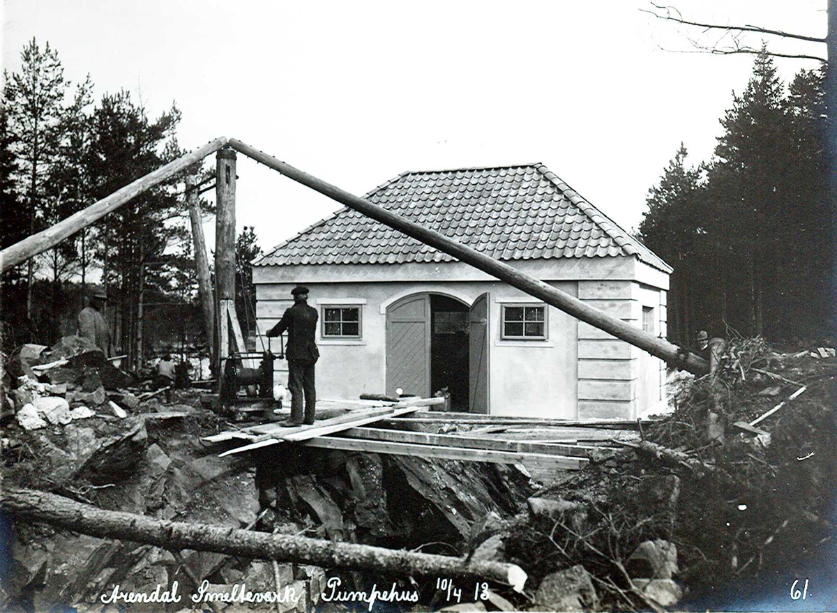 "10/04-1913" Nitriden. Smelteverket. Pumpehus ved Stemtjern. Heisanordning med håndspill (stubbebryter) Vannkildene for bedriftene.