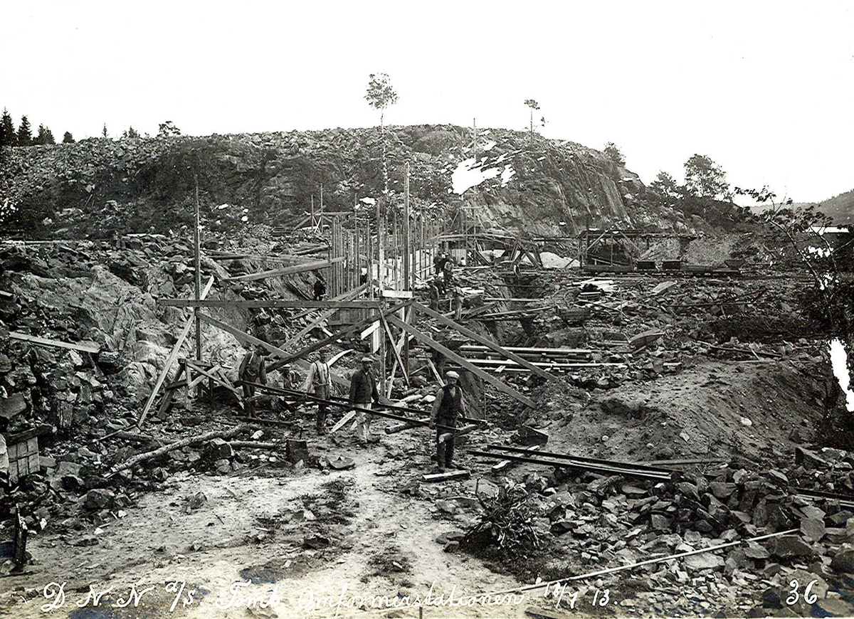 "18/07-1913" Nitriden. Tomt omformerstasjon. I bakgrunnen planert tomt for svovelsyrefabrikken som ikke ble noe av.