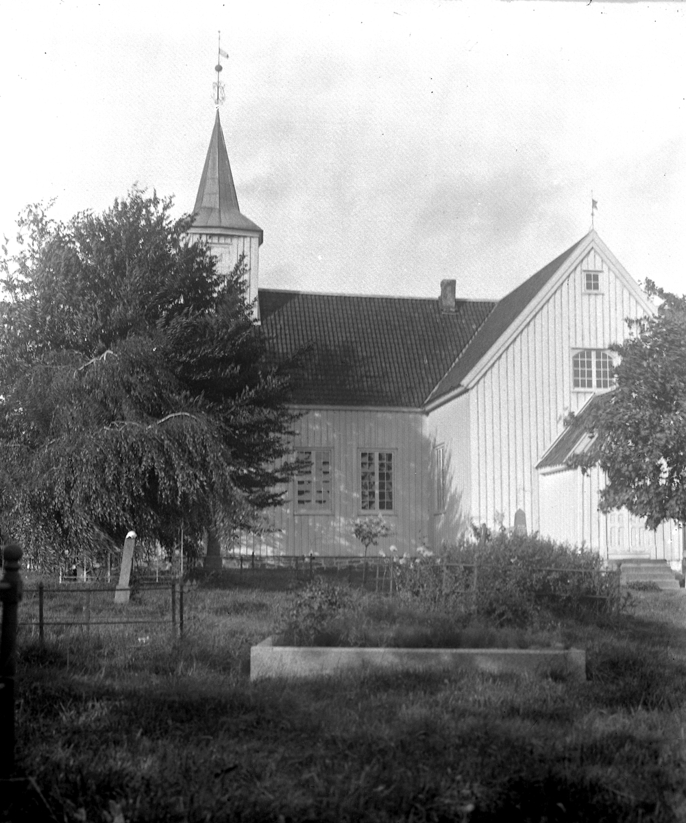 Landvik kirke sett fra vest