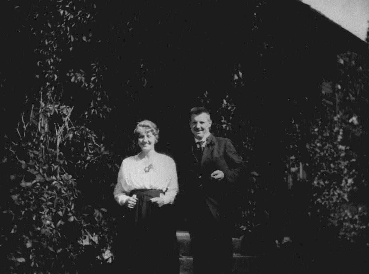 " Sen septemberdag 1919 ", ett par i en frodig hage