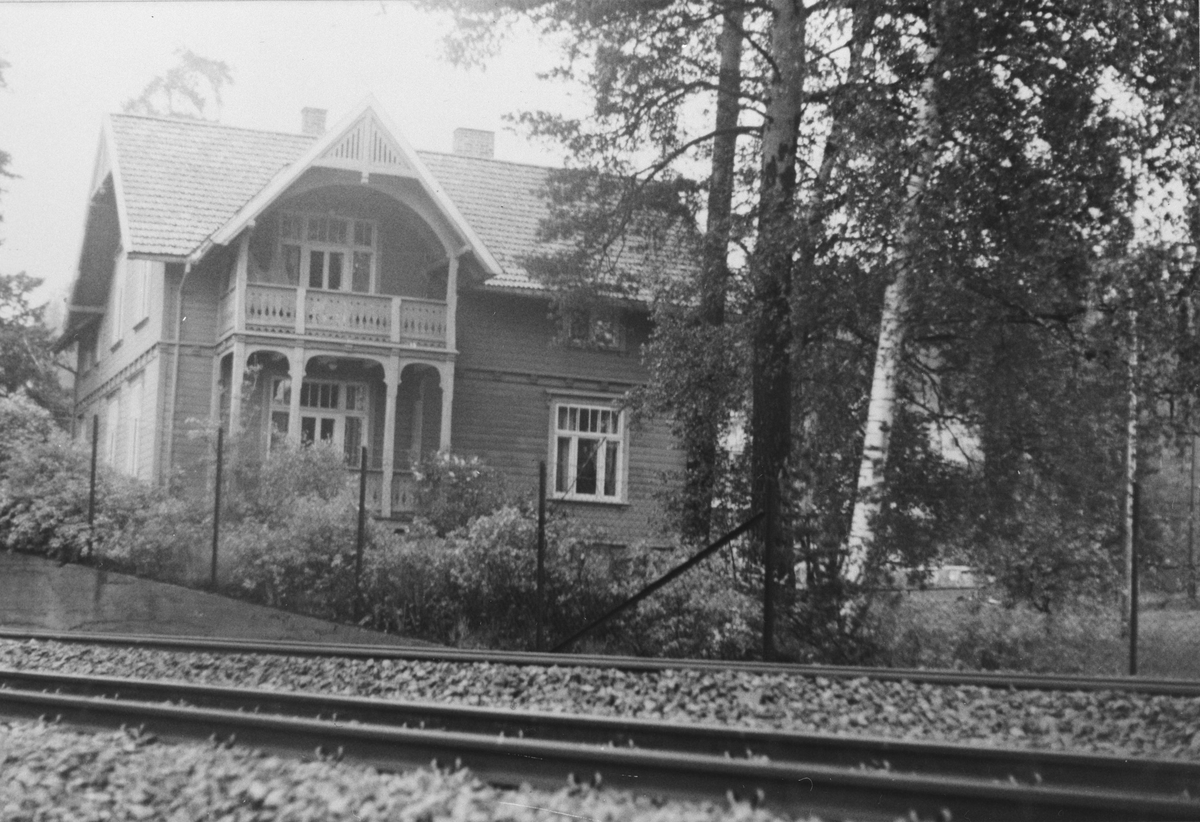 Parti fra Kolbotn, stort bolighus ved jernbanen