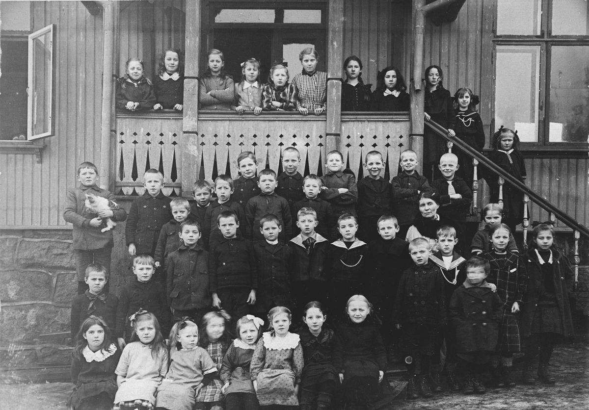 Skolebilde fra gamle Greverud Skole, 1917.