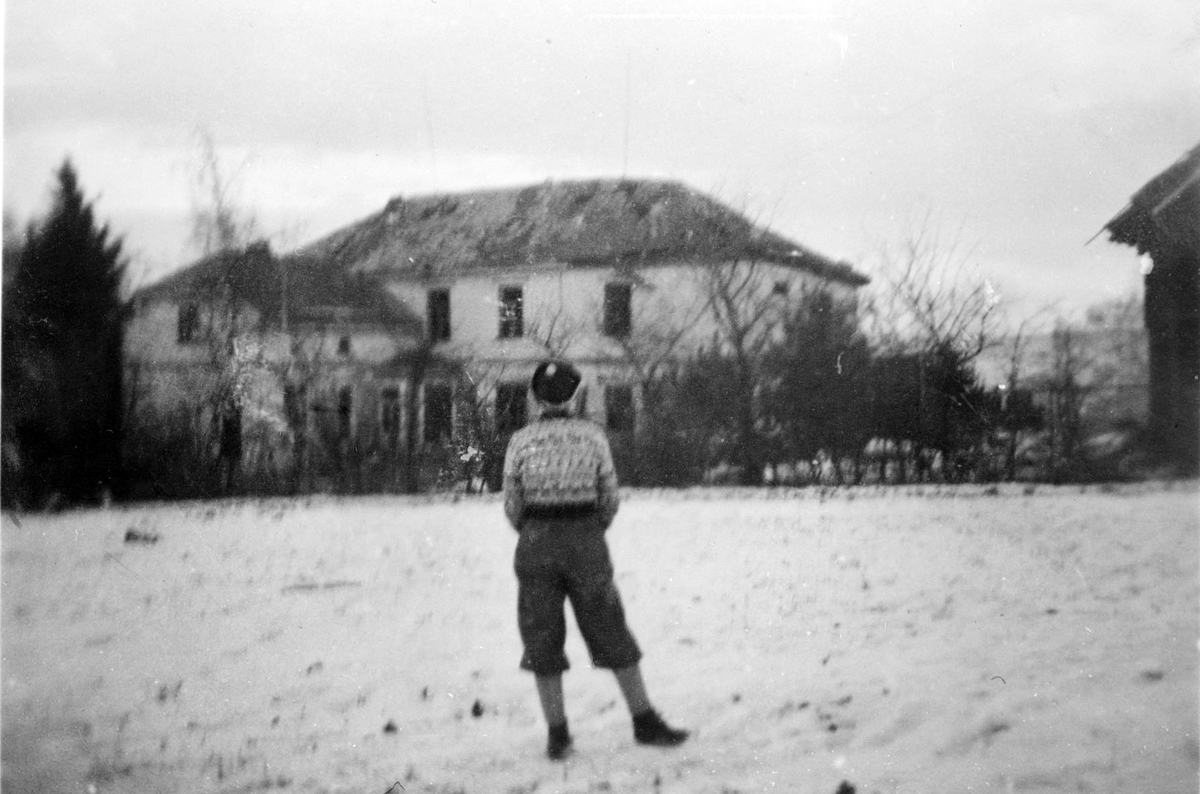 Sorenskrivergården i ruiner etter flyangrep under krigen.
