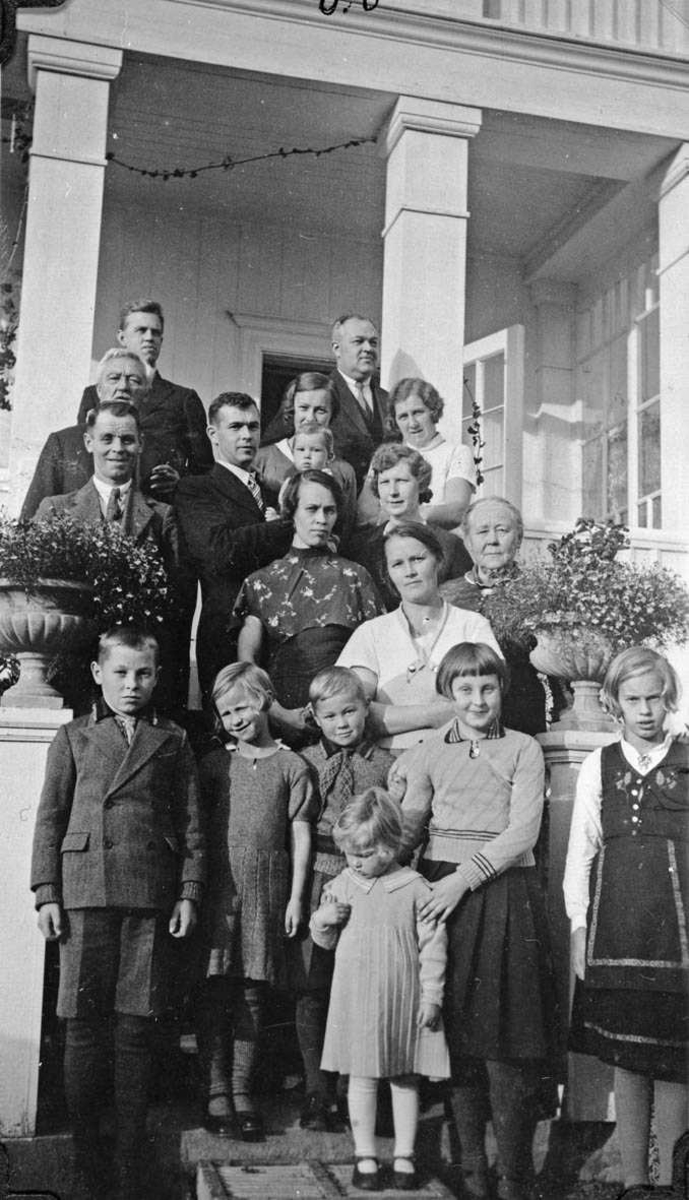 Familielag på altanen hos bestemor og bestefar på Flatland v.Toten