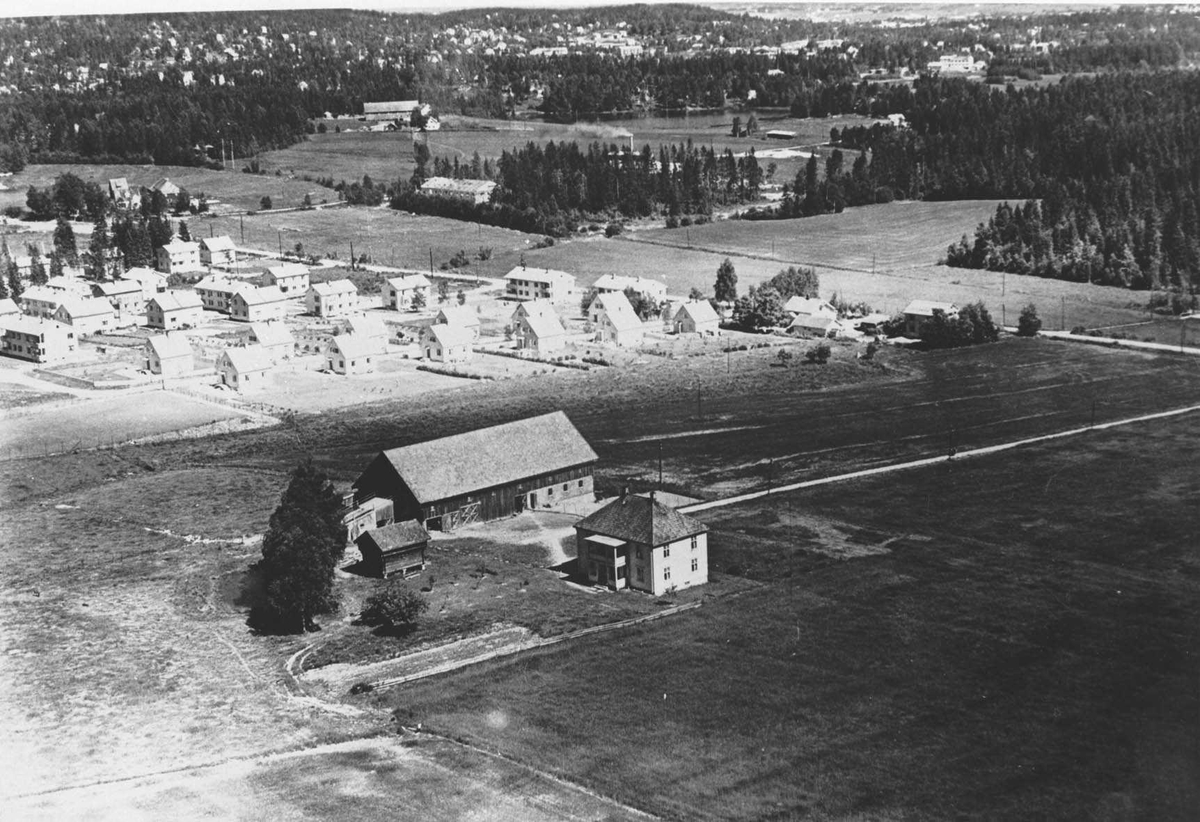 Flyfoto av Rolvsrud gård.  Bak byggefeltet på Rolvsrud.