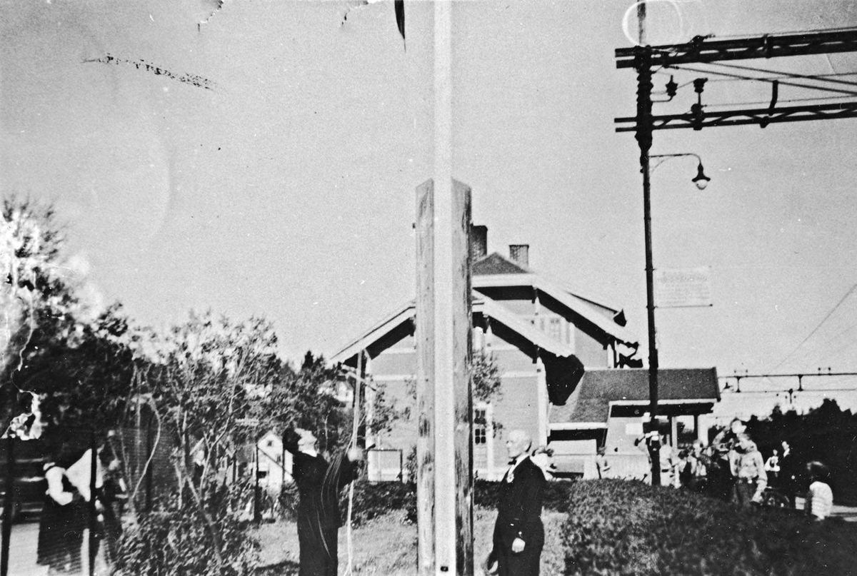 Heising av flagg på Lørenskog stasjon 17. mai 1950.