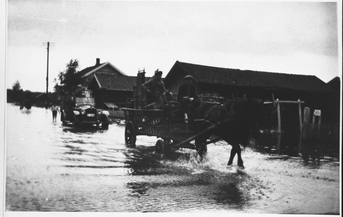 Fra flommen i 1927. Hestekjøretøy og bil i Strømsveien.