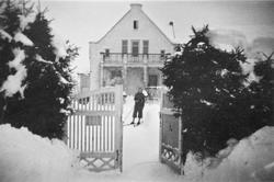 Ingegerd Bingen bak original port til bolig i Gml. Strømsvei