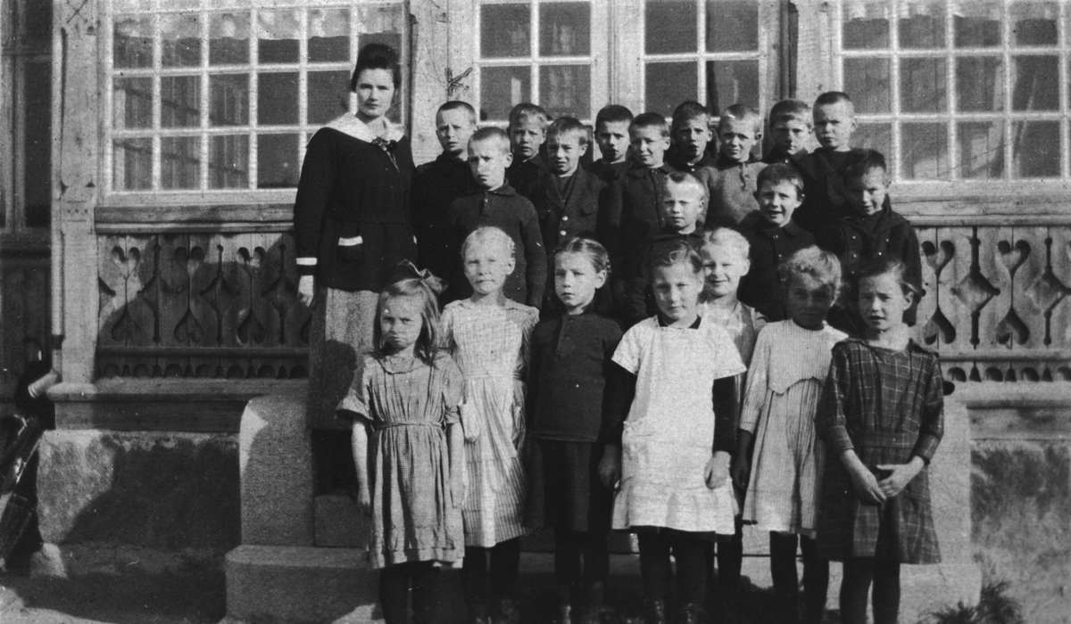 Gjerterud Nundahl med sin småskoleklasse, 1. og 2. klasse.