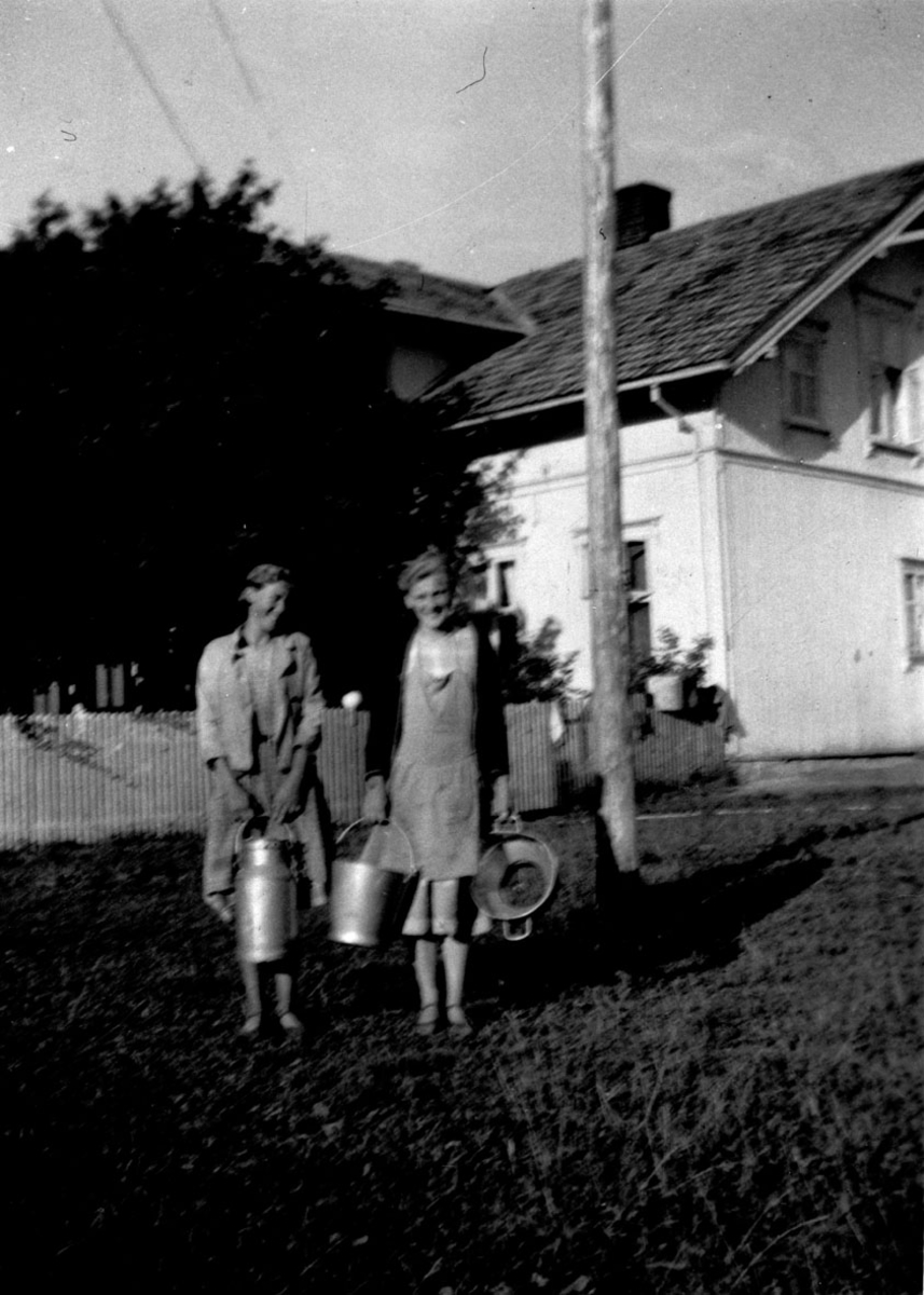 F.v.:Anne f. 1922 og Marit f. 1919 på vei til morgenmelking.