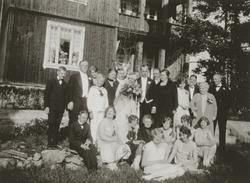 Fotografering av gjester og brudepar i hagen.