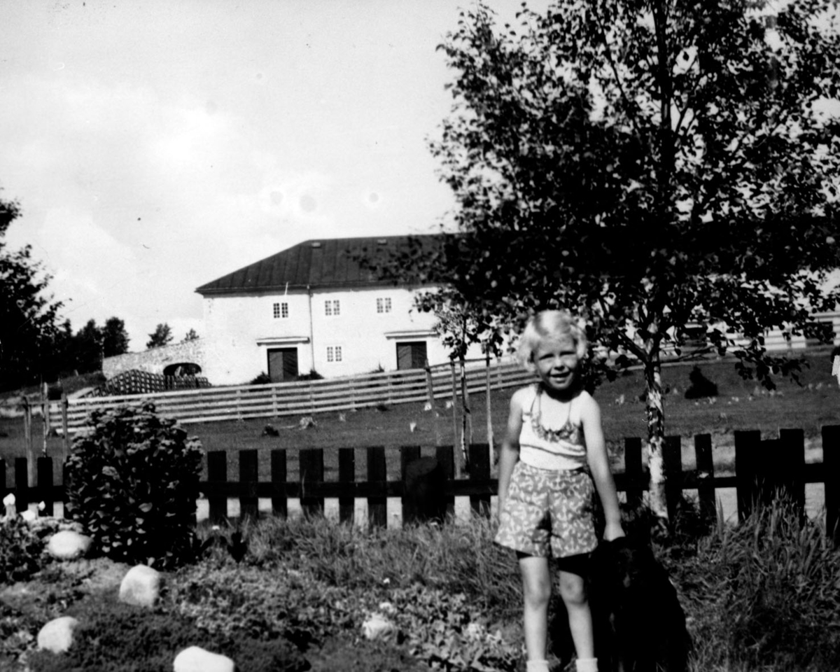 Else Sjøvåg(Før Lillemor Dahl)i hagen på Garderm.