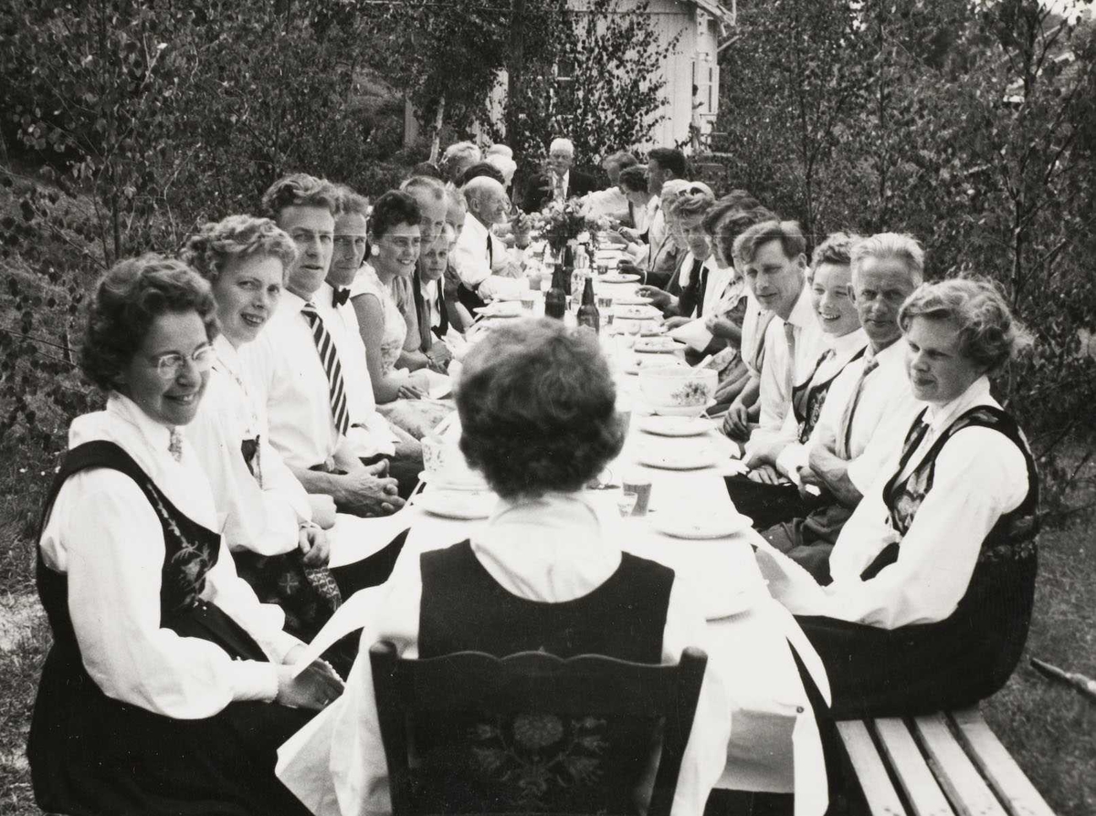 Bryllupsgjester på Høylund i 1959