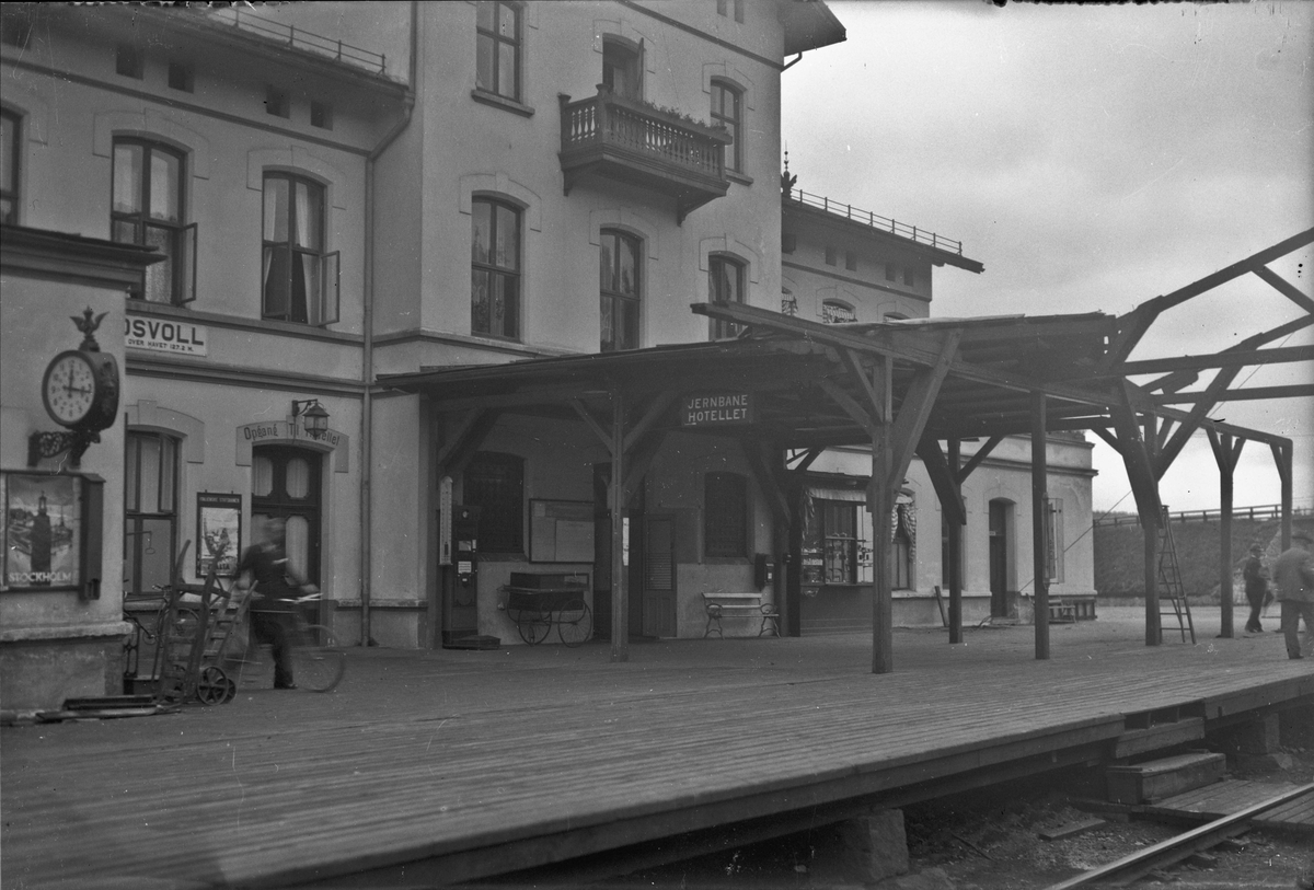 Eidsvoll stasjon og Jernbanehotell.