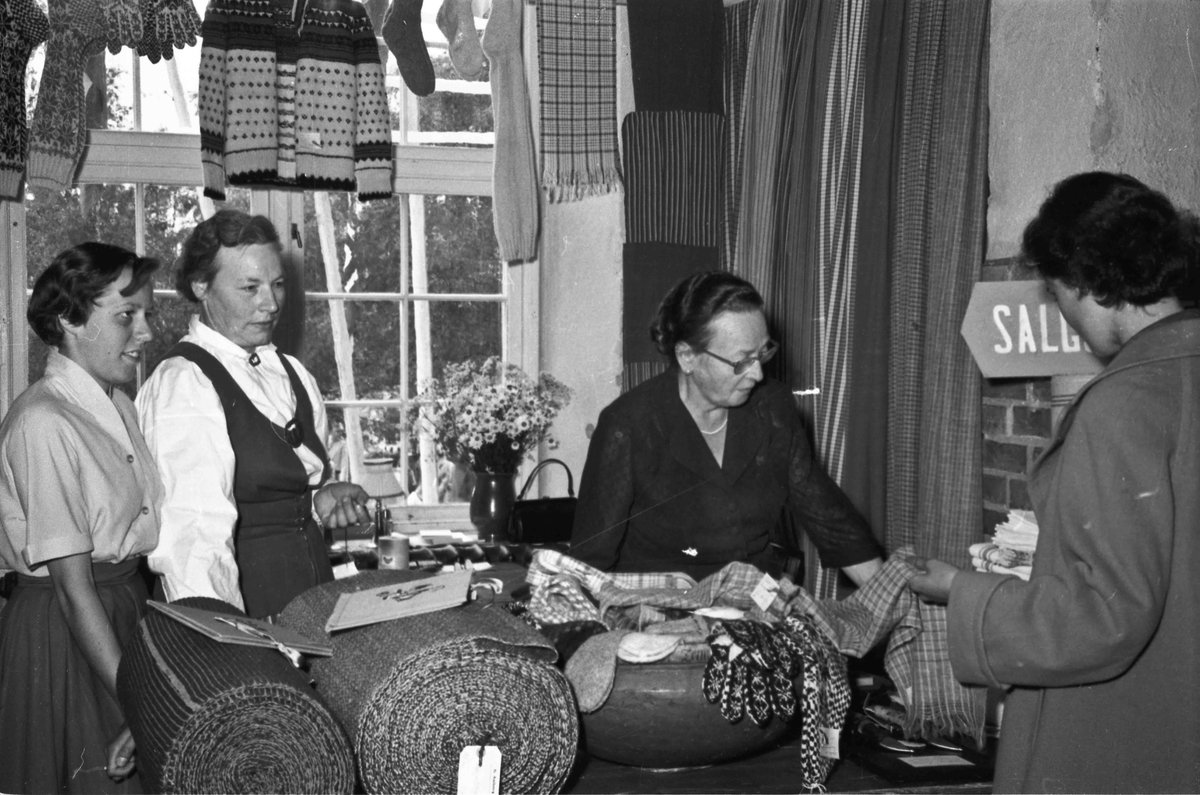 Visning og salg av husflidsarbeider ved den store bygdeutstillingen i 1955. Utstillingen ble arrangert på og ved Landsgymnaset.