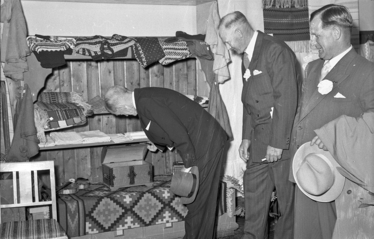 Fra Bygdeutstillingen i 1955.
Fra v.: Fylkesmann Carl Platou, Jens Røkholt, Lensmann Brandt.